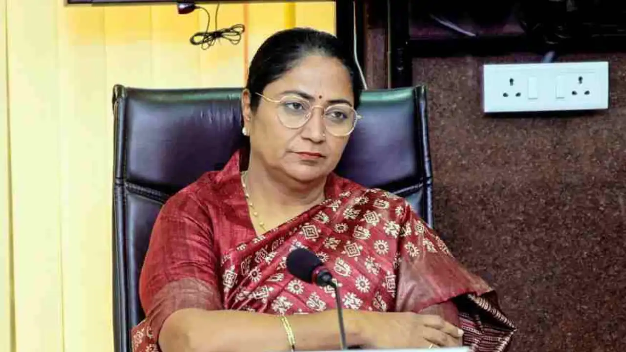 Delhi CM Rekha Gupta attacked during Jan Sunwai!
