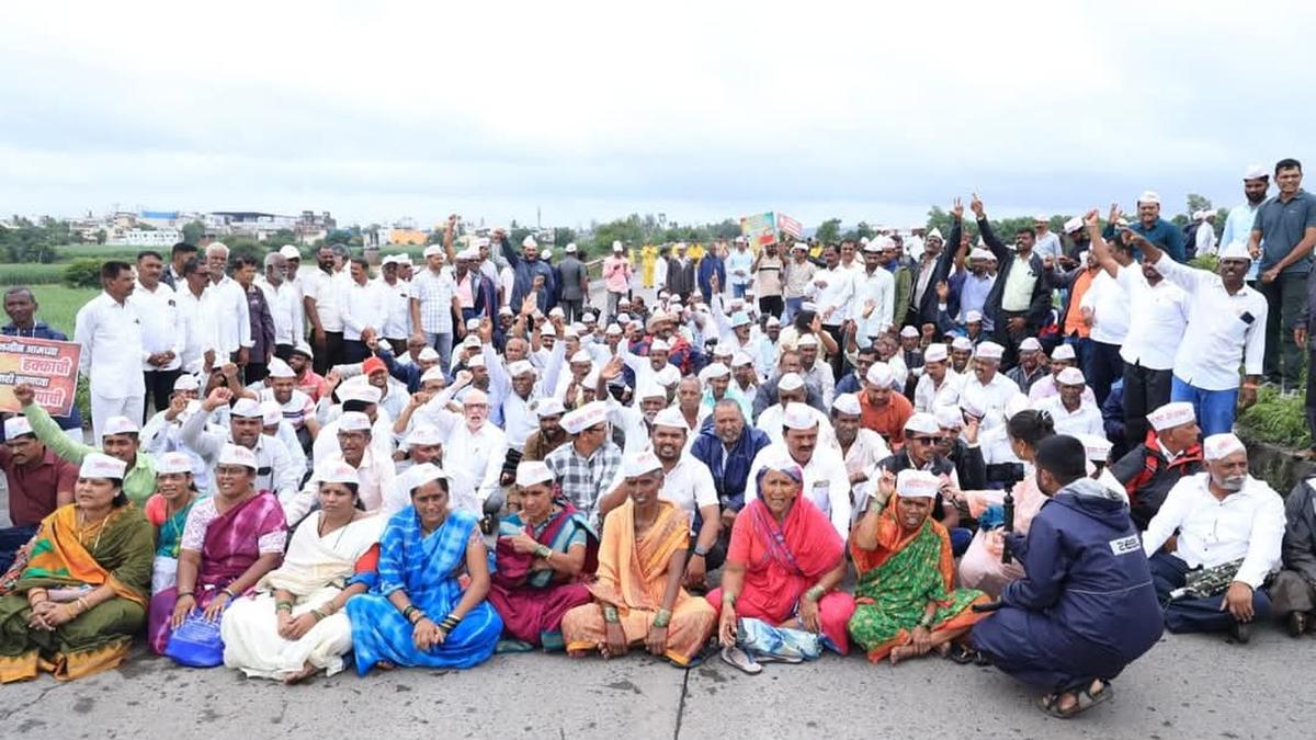 Farmers protest land survey for Nagpur-Goa expressway in marathwada!